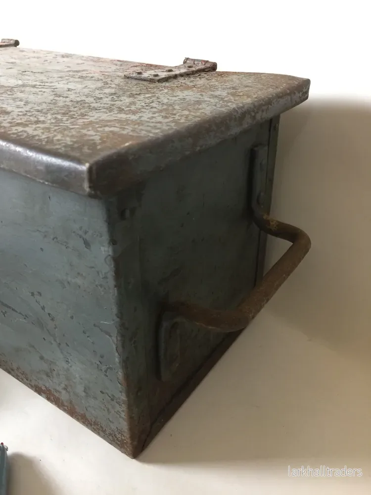 Fin gammal metalllåda med roliga detaljer - Bild 3