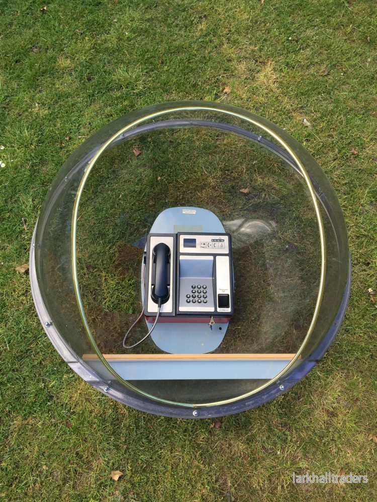 Gammal KTAS-telefon med kupol