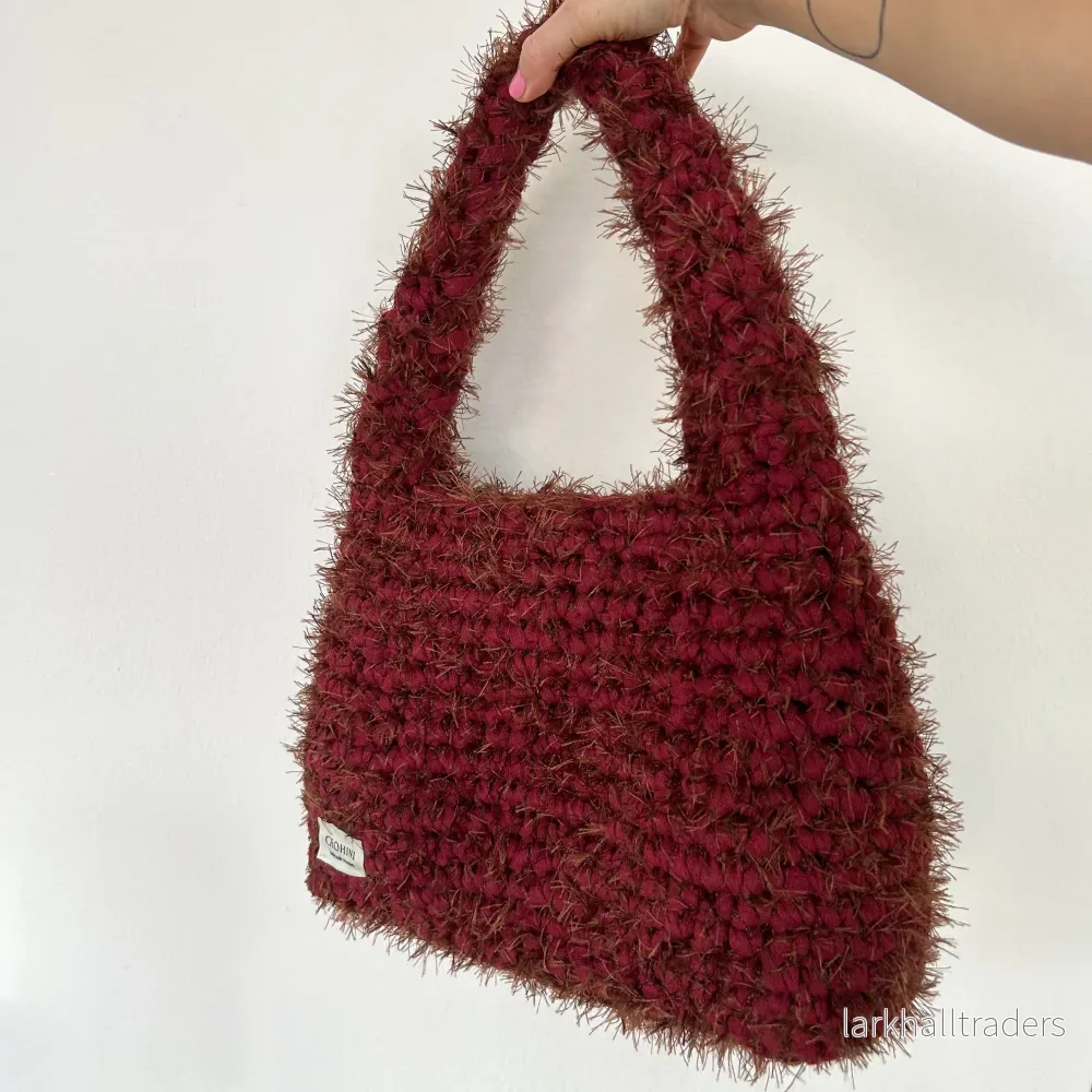 Fluffig burgundy LIINA virkad väska - Bild 2