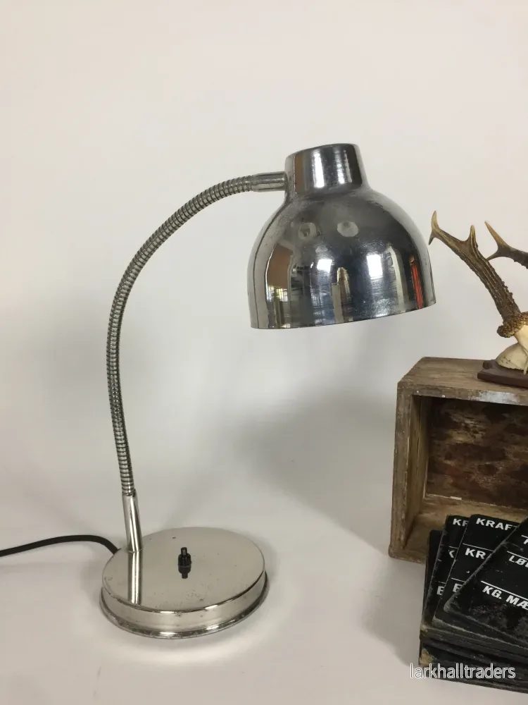 Industriell handplockad bordslampa