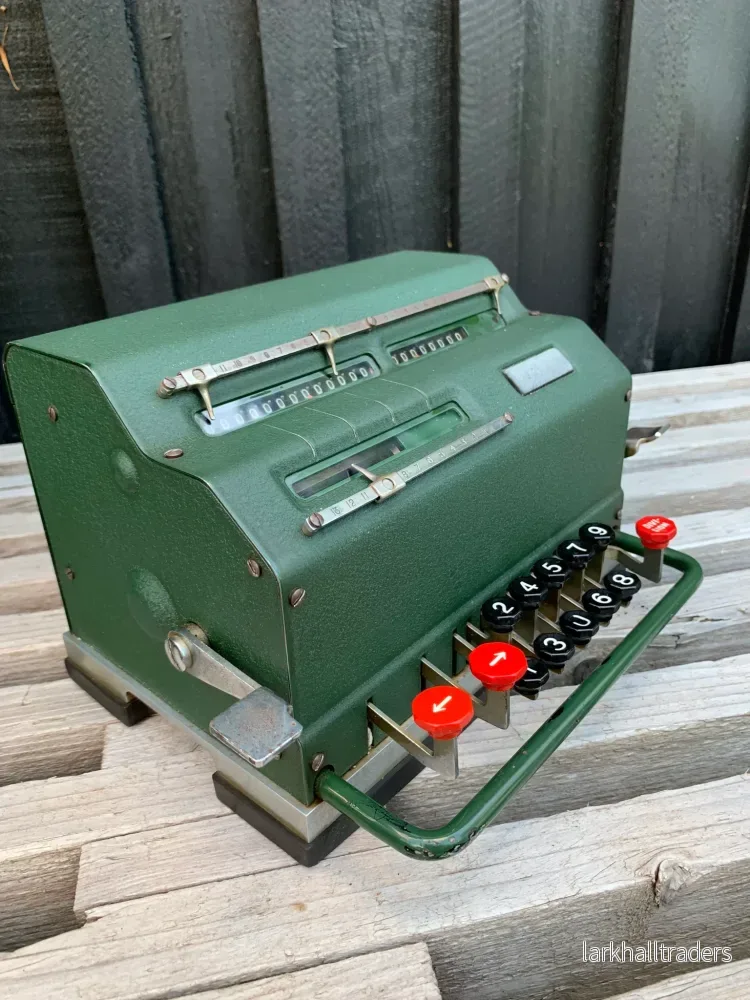 Rolig gammal grön mekanisk kalkylator - Bild 3
