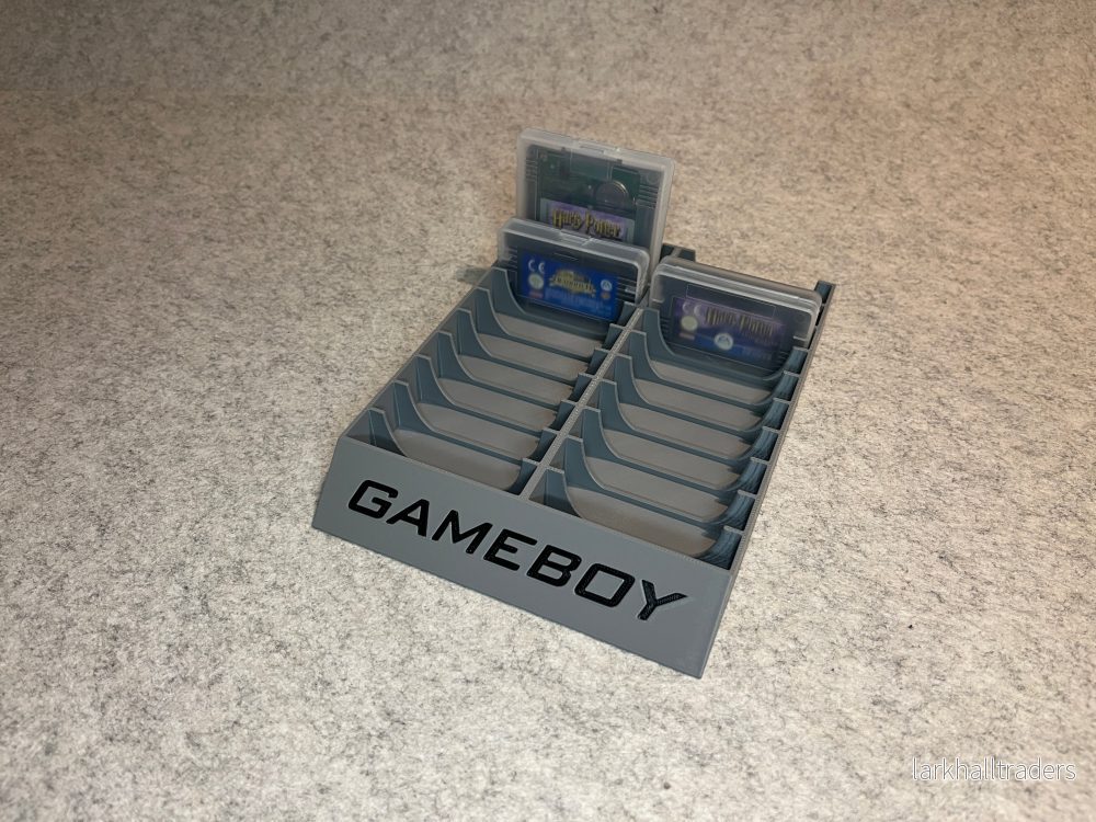 Spelställ för 20 GameBoy spel i skyddsfodral med GAMEBOY text Spelställ för 20 GameBoy spel i skyddsfodral med GAMEBOY text