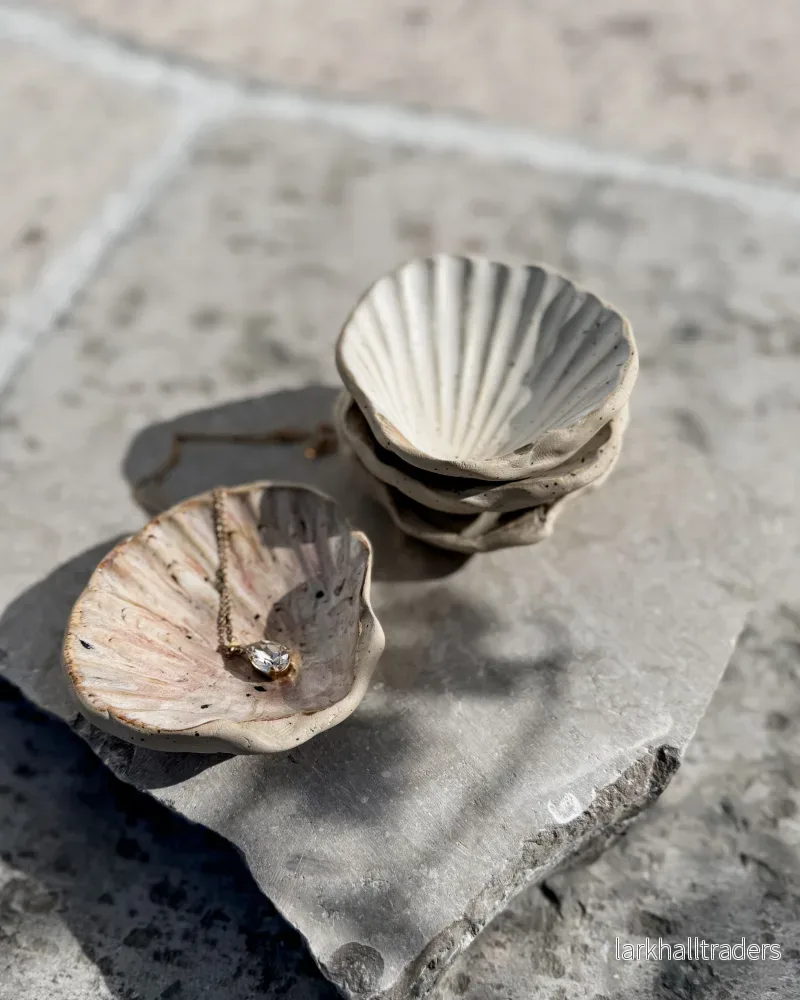 Traces of the sea – Handgjord Stengods Skal, Sand eller Rosa