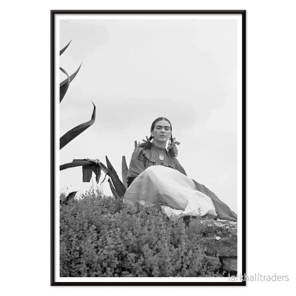Frida Kahlo sittande intill en agave Poster - Bild 2