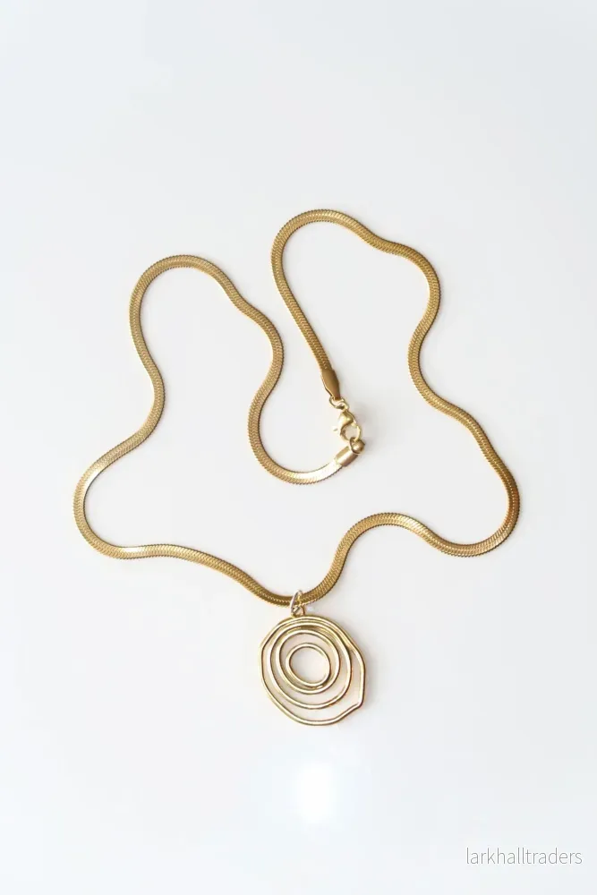 ZINNIA – Guld Swirl Halsband