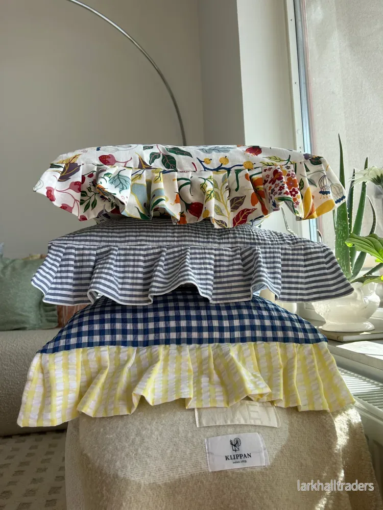 Kuddfodral i blårandigt tyg med gul volang - Bäckebölja - Bild 3
