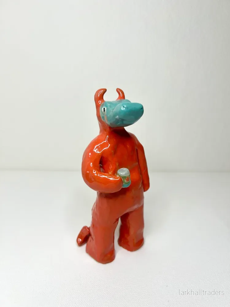 Crocodile in a devil-onesie Skulptur