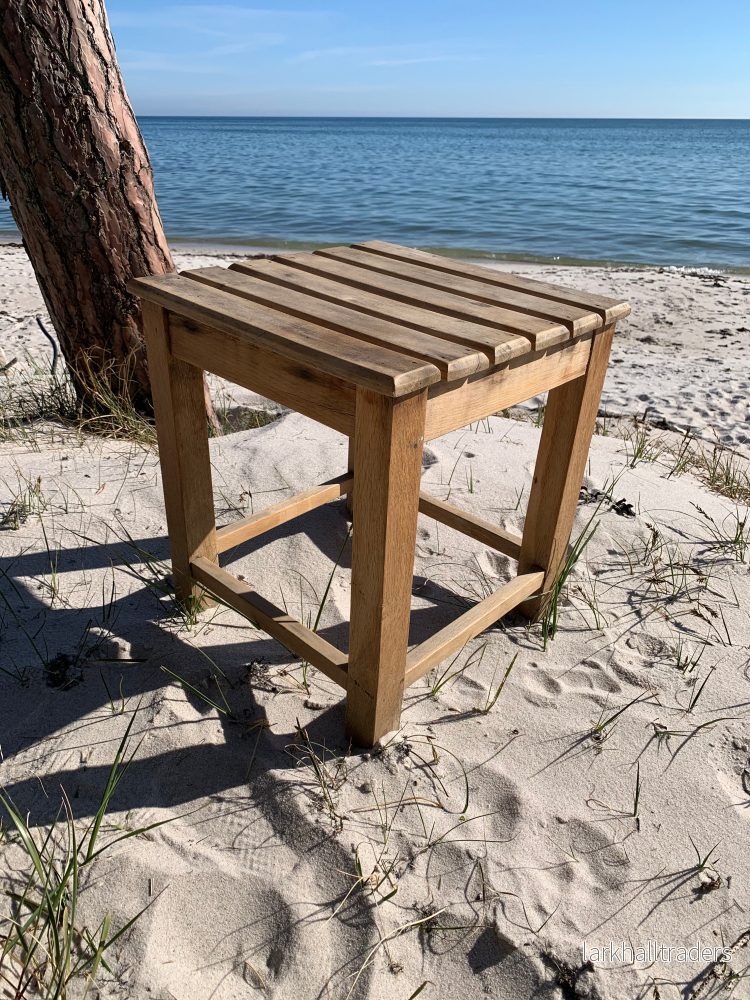 Träpall med ribbad sits