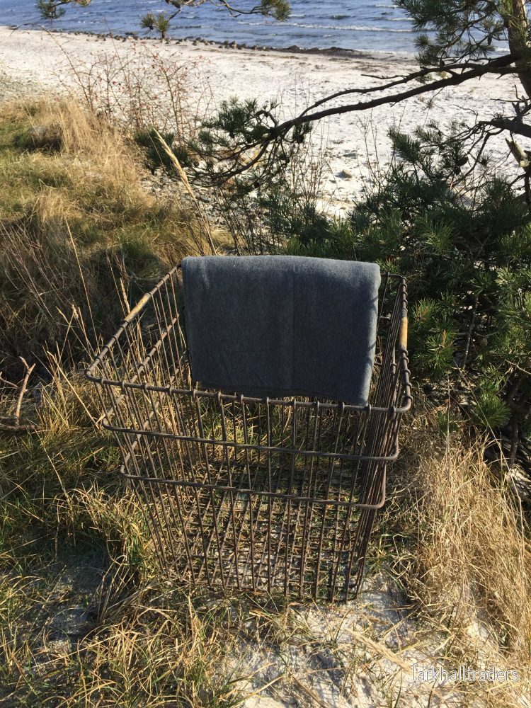 Vacker gammal trådkorg i metall Vacker gammal trådkorg i metall