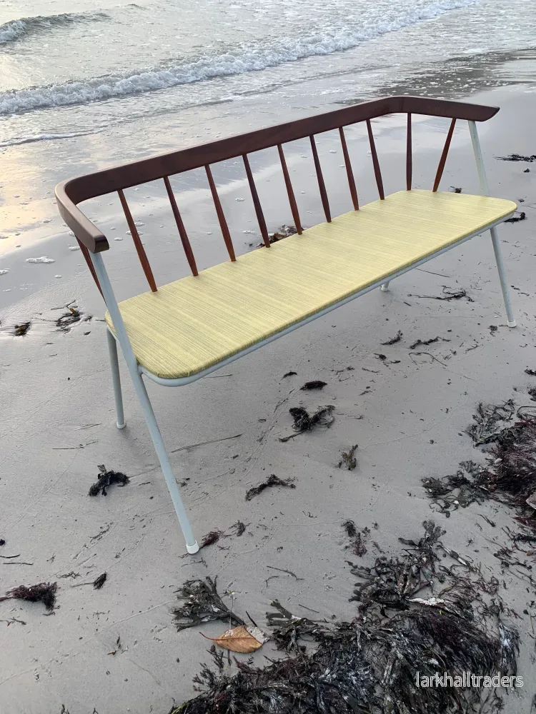Bänk med fina trädetaljer