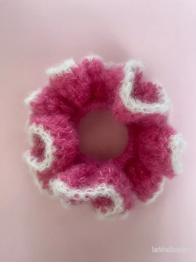 “Cloud” Virkad scrunchie – fuchsia och vit “Cloud” Virkad scrunchie – fuchsia och vit