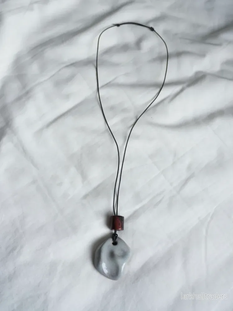 Handgjort Keramiskt Halsband med en Röd Naturstenspärla