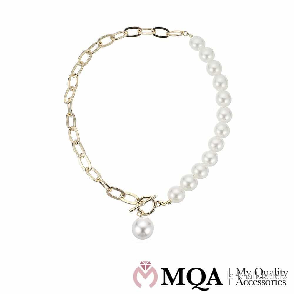 Halsband guldfärgat, stora pärlor halvvägs runt, justerbart Halsband guldfärgat, stora pärlor halvvägs runt, justerbart