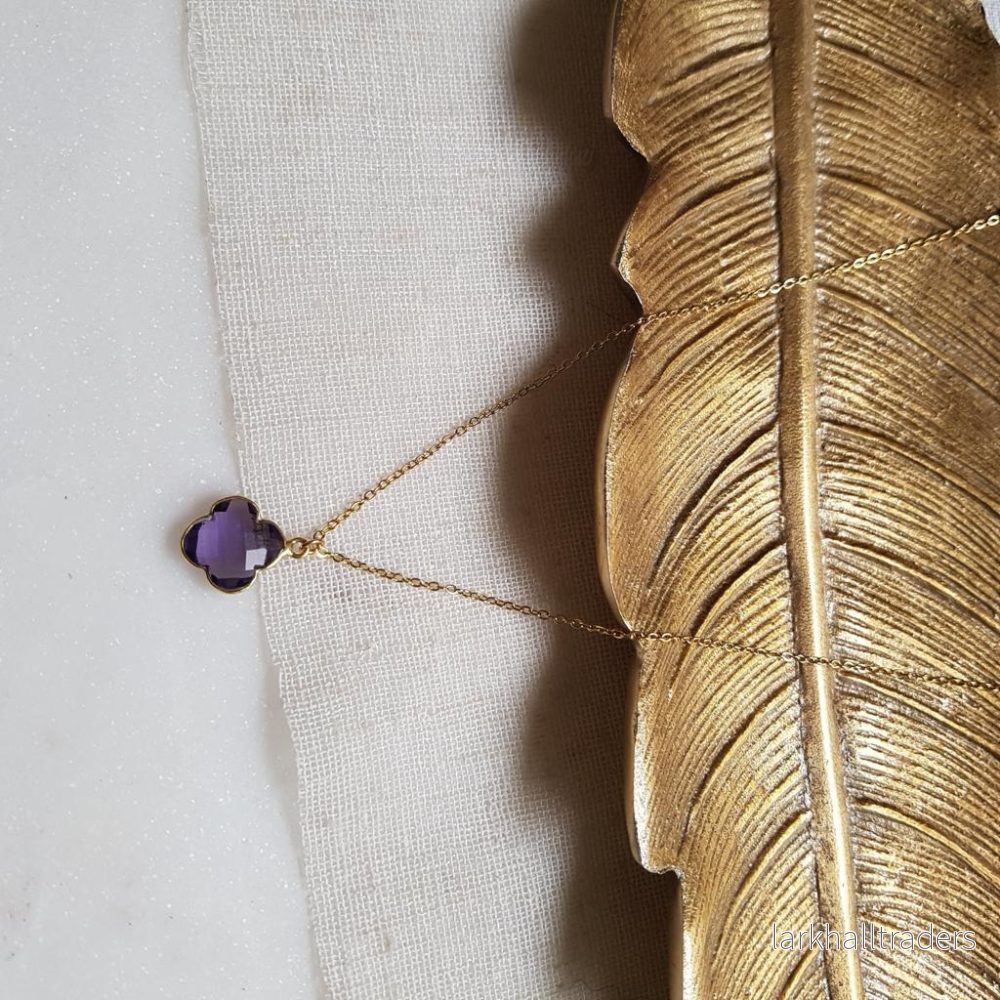 Halsband med ametist – klöverhänge i rostfritt stål Halsband med ametist – klöverhänge i rostfritt stål