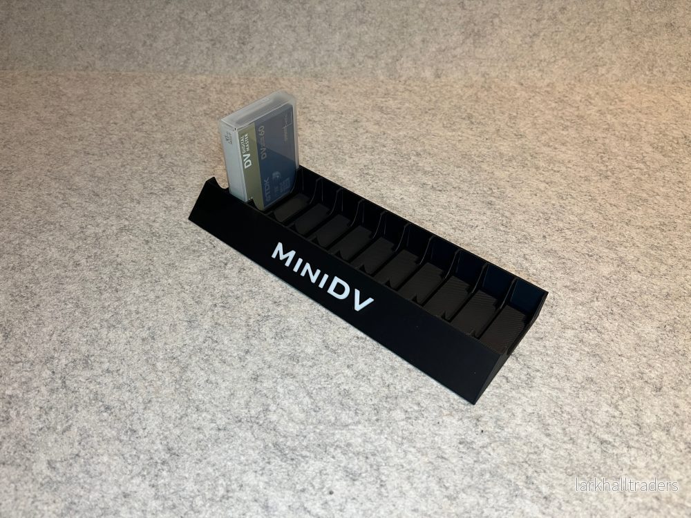 Skrivbordställ för 12 MiniDV-kassettband med MiniDV-text - Bild 3