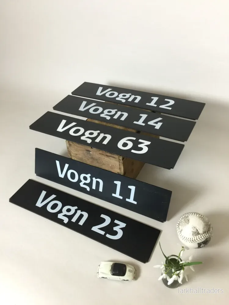 Vackra skyltar från DSB-tåg (priset är för alla fem) Vackra skyltar från DSB-tåg (priset är för alla fem)