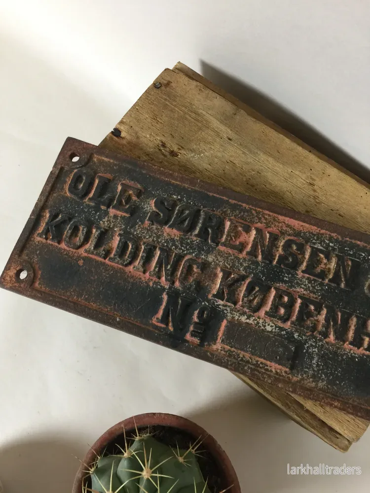 Gammal skylt med mycket patina - Bild 2