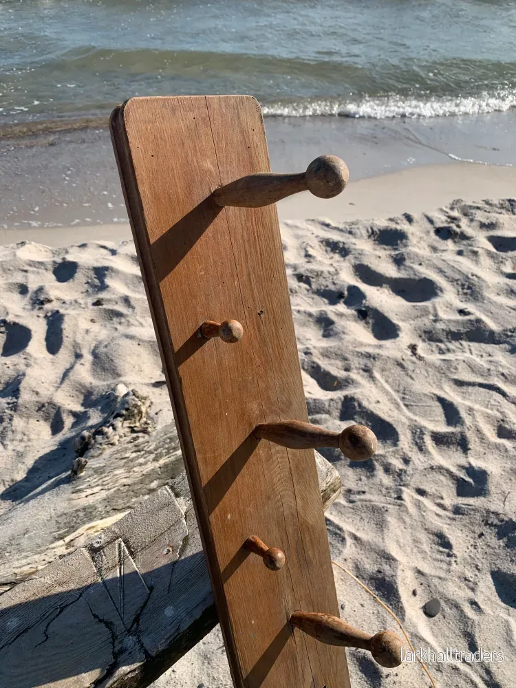 Fin stor klädhängare med patina - Bild 2