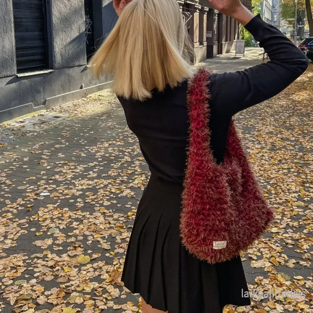 Fluffig burgundy LIINA virkad väska Fluffig burgundy LIINA virkad väska