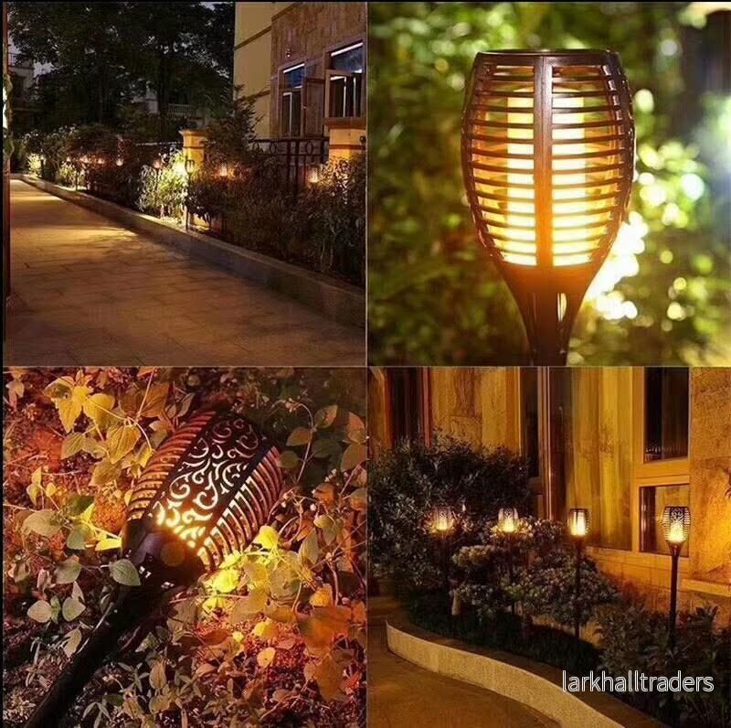 2 flammande LED-facklor på spett med solceller för fristaden (78 cm.) 2 flammande LED-facklor på spett med solceller för fristaden (78 cm.)