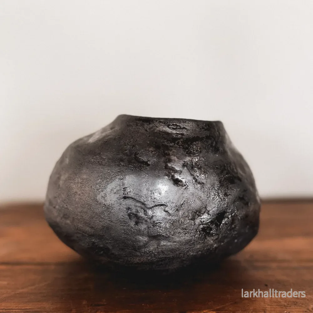 "Enclosed Memories"- "Omslutna minnen", Keramik skulptur / vas. svart grå rå - Bild 2