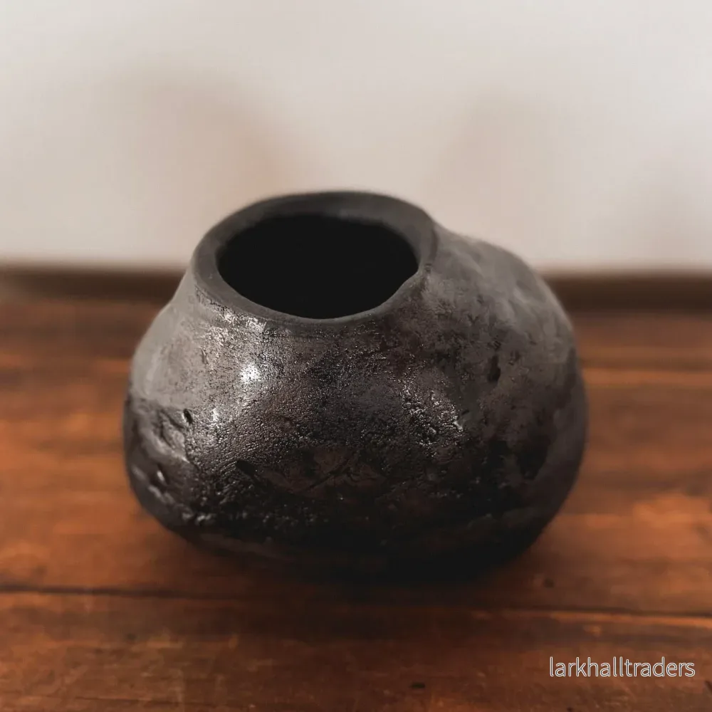 ”Enclosed Memories”- ”Omslutna minnen”, Keramik skulptur / vas. svart grå rå