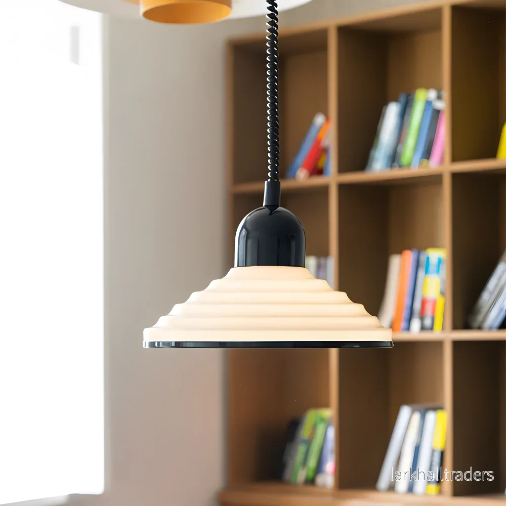 Pariselle – Modern Krämfärgad Taklampa med Svart Fjäderkabel