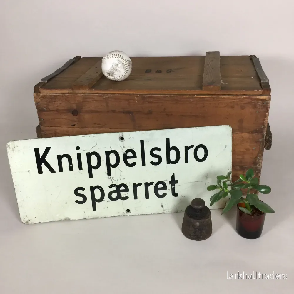 Skyltar från en bro i Köpenhamn Skyltar från en bro i Köpenhamn