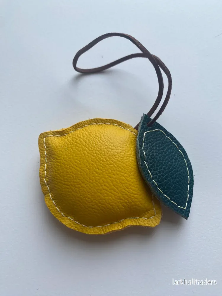 Nyckelring, väskberlock citron i italienskt läder Nyckelring, väskberlock citron i italienskt läder