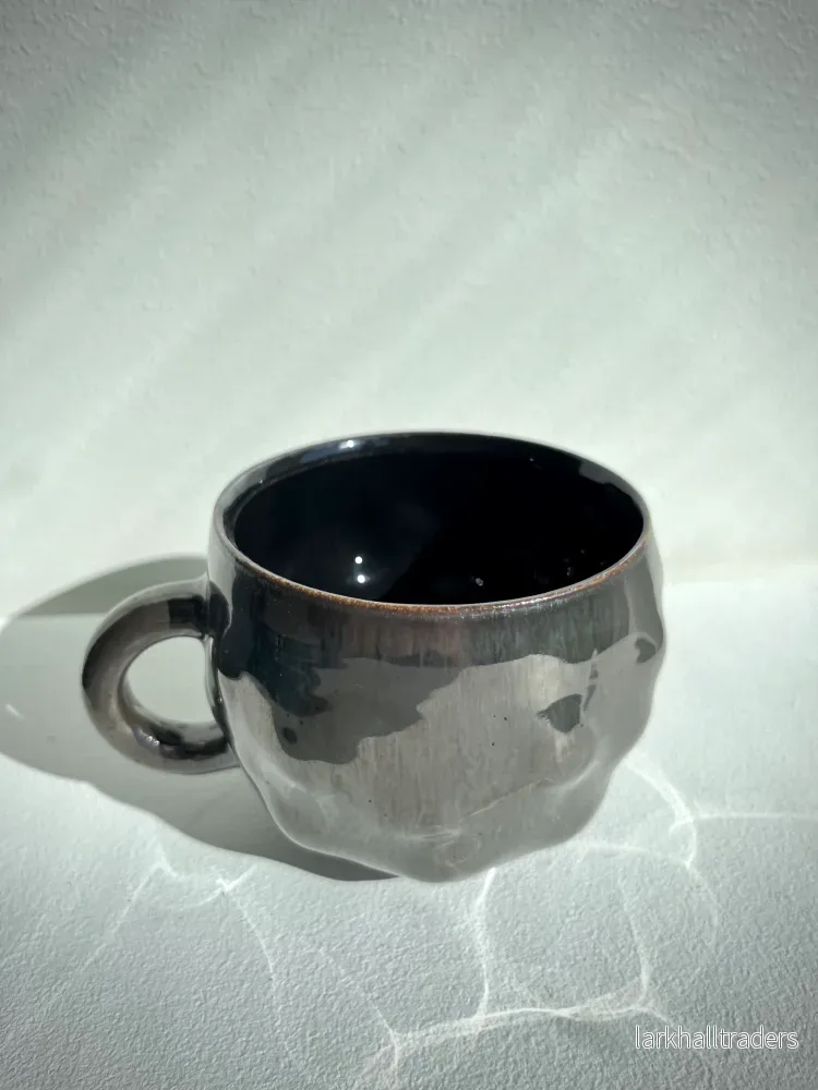 Mirroring water - stor kaffekopp i silver och svart glasyr - Bild 2
