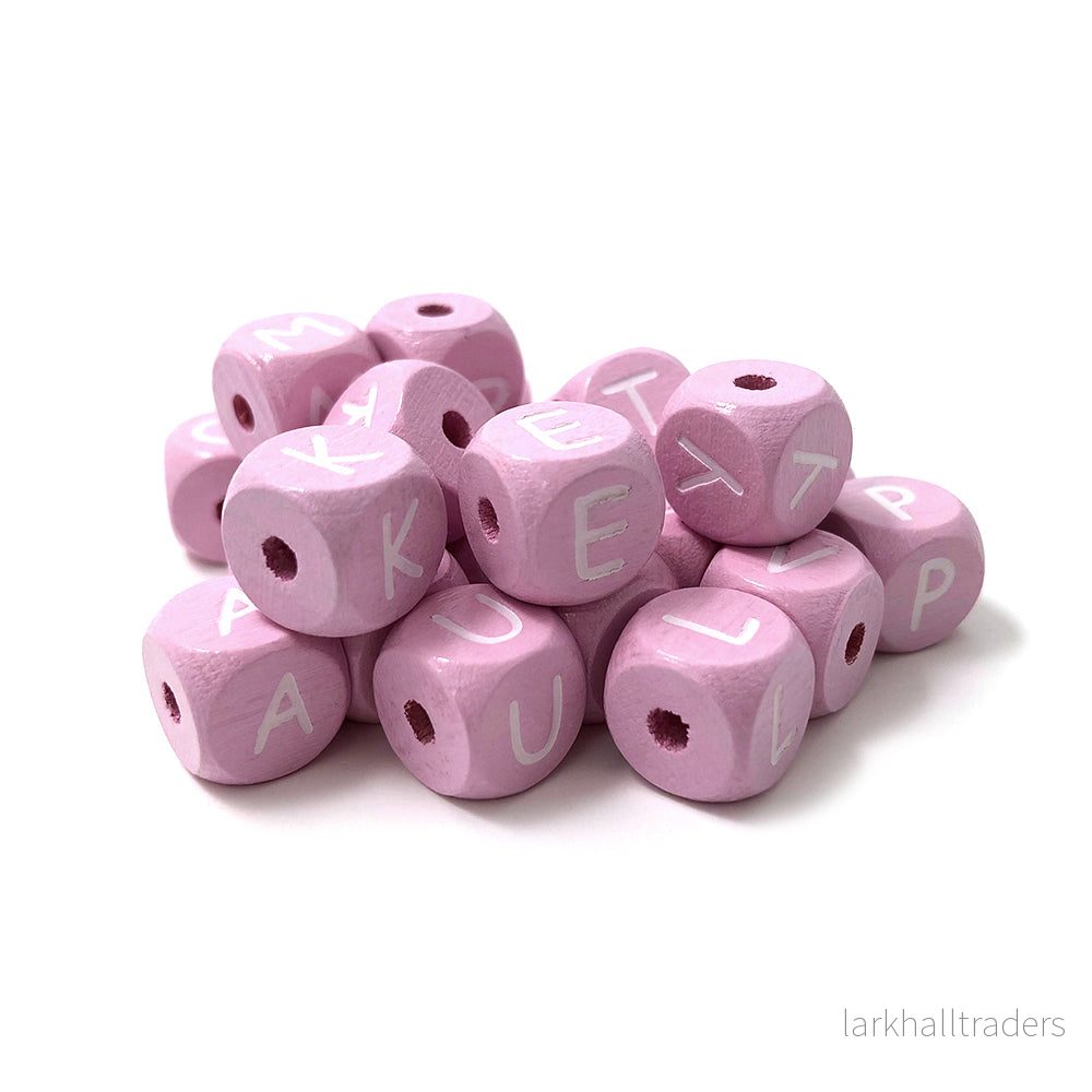 Ljusrosa bokstavspärlor i trä, 10mm, kuber, A–Ö Ljusrosa bokstavspärlor i trä, 10mm, kuber, A–Ö