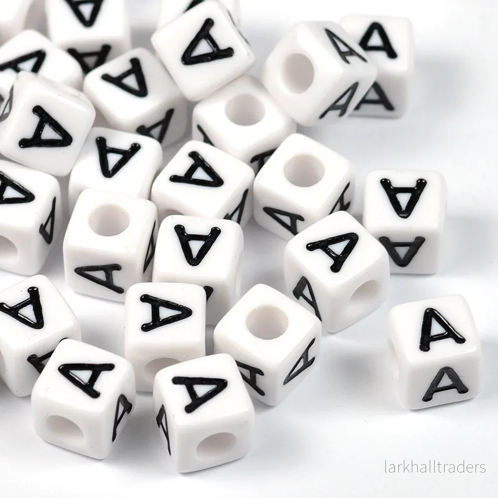 Vita bokstavspärlor, kub, 8mm, A–Z