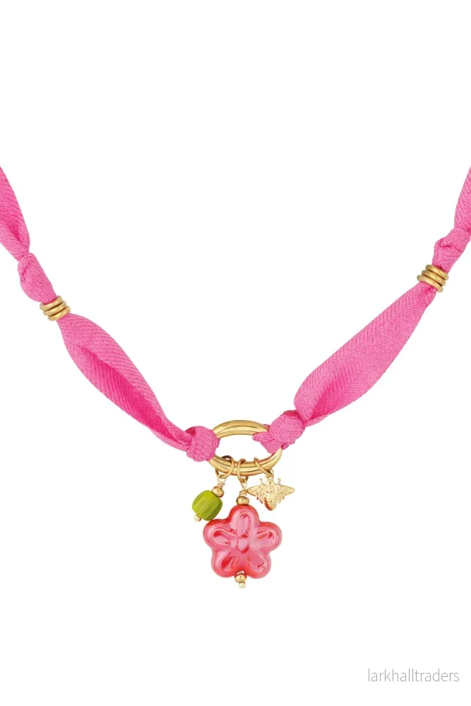 Fuchsiafärgat textilhalsband med blomhänge Fuchsiafärgat textilhalsband med blomhänge