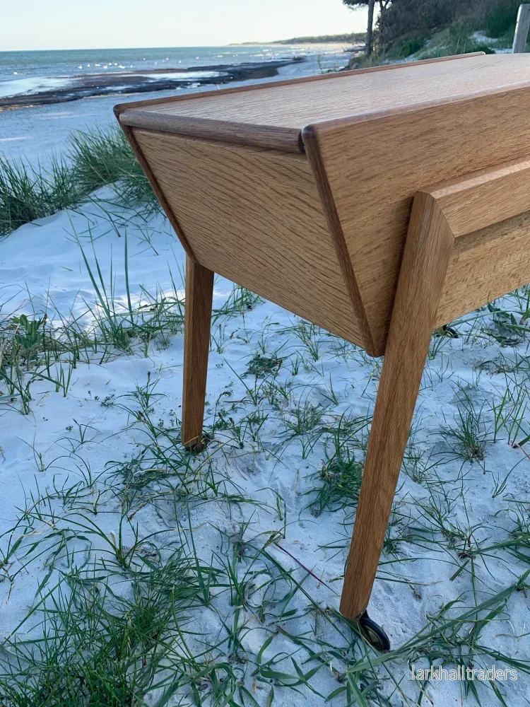 Trevligt litet bord med förvaring - Bild 3