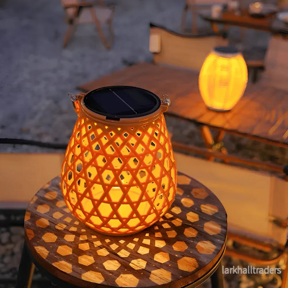 CaneWeave Glow – Konstflätad Solcellslykta för Trädgård (IP44)