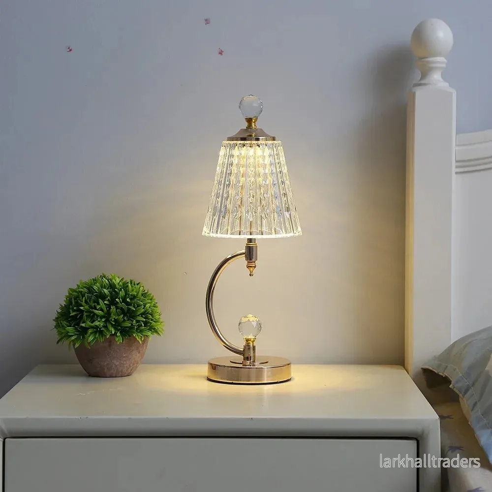 AuroraLuxe – Vintage bordslampa i guld med kristallskärm och trådlös funktion AuroraLuxe – Vintage bordslampa i guld med kristallskärm och trådlös funktion