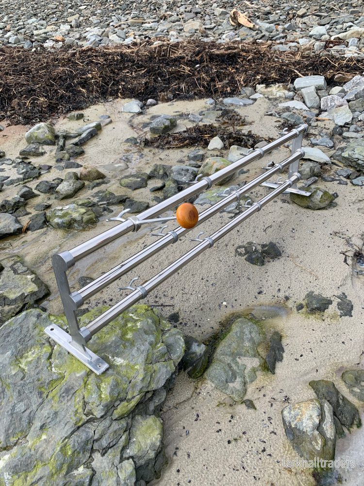Hylla med hattkrok Hylla med hattkrok