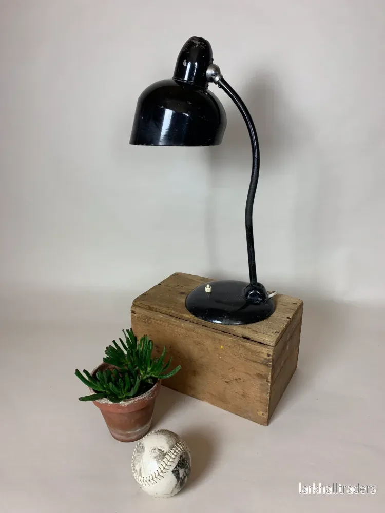 Raw Escolux vintage lampa med patina Raw Escolux vintage lampa med patina