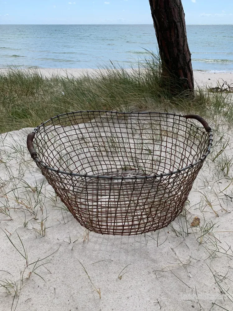 Stor charmig trådkorg med mycket patina