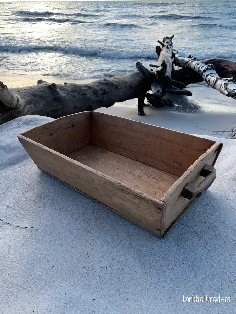 Vacker trälåda med två handtag och fina detaljer Vacker trälåda med två handtag och fina detaljer