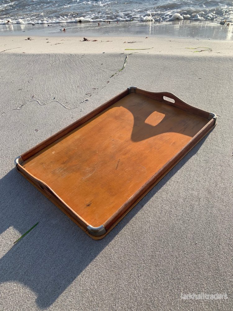 Träbricka med fina detaljer Träbricka med fina detaljer