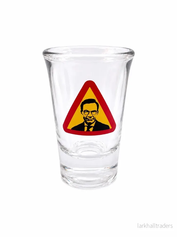 Snapsglas, vägskylt Ulf Kristersson
