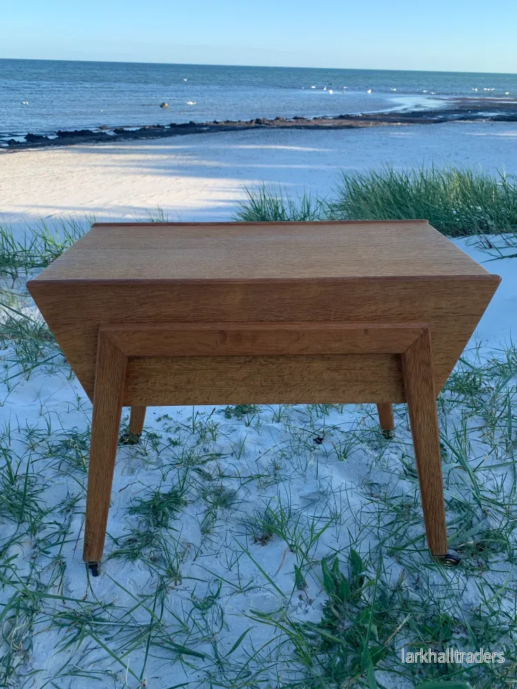 Trevligt litet bord med förvaring