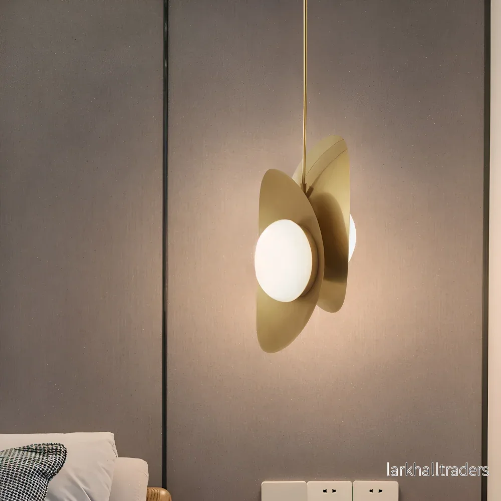 AureaShell – Lyxig Pärlglas Pendellampa med Guldfinish