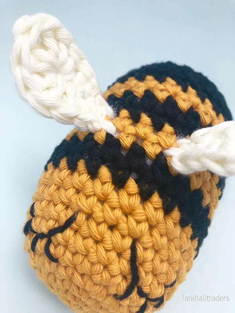 Bodil the sleepy Bee - Crochet Gosedjur - Bild 3
