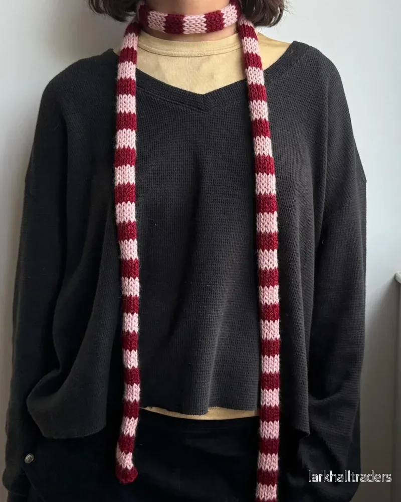 Randig stickad scarf – Rosa och Bordeaux