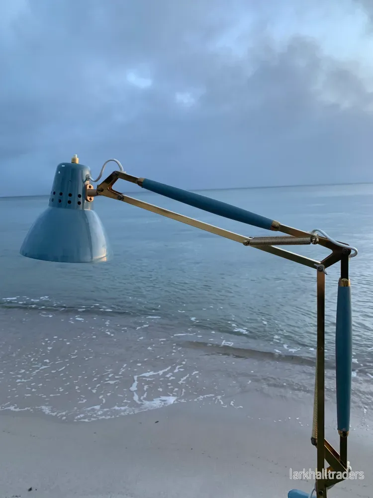 Arkitektonisk lampa med mässingsdetaljer – Grå/blå Arkitektonisk lampa med mässingsdetaljer – Grå/blå