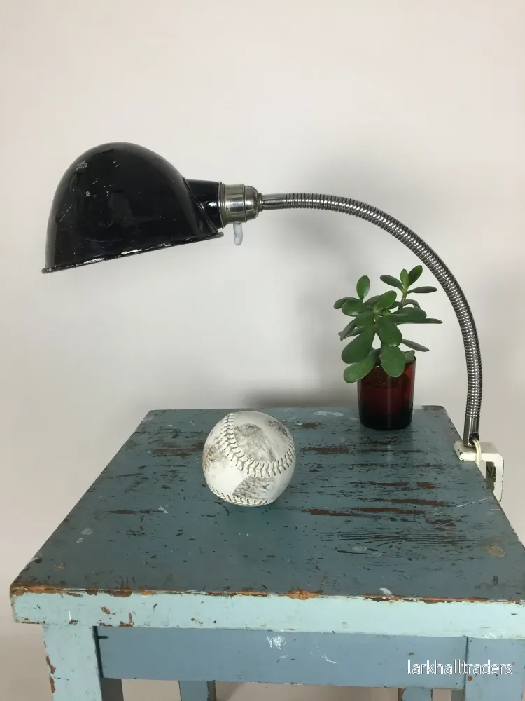 Rå och industriell arkitektonisk lampa med flexarm Rå och industriell arkitektonisk lampa med flexarm