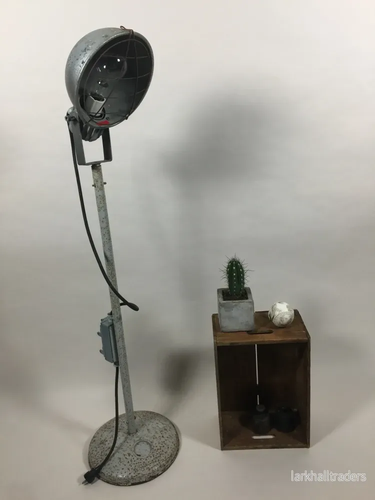 Industriell och rå golvlampa