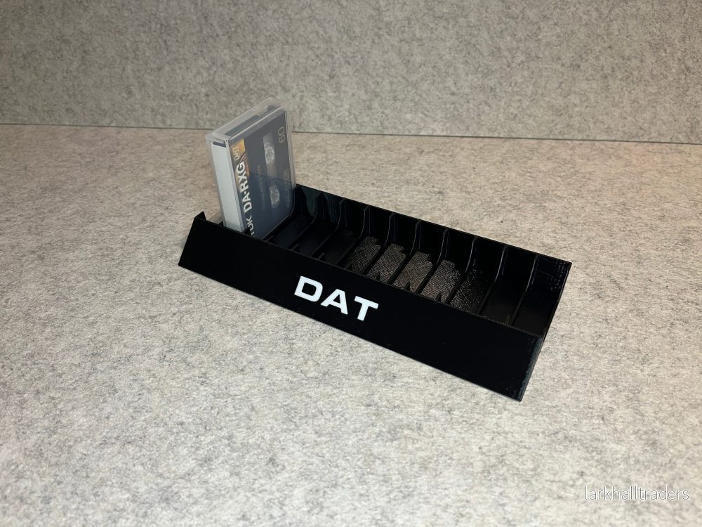 Skrivbordställ för 12 DAT-kassettband med DAT-text Skrivbordställ för 12 DAT-kassettband med DAT-text